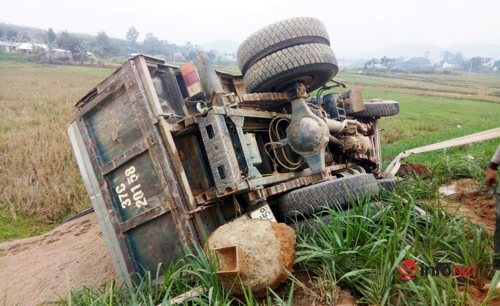 Nghệ An: Xe tải va xe bồn, 'quét' hàng chục mét lan can, lật ngửa bên vệ đường