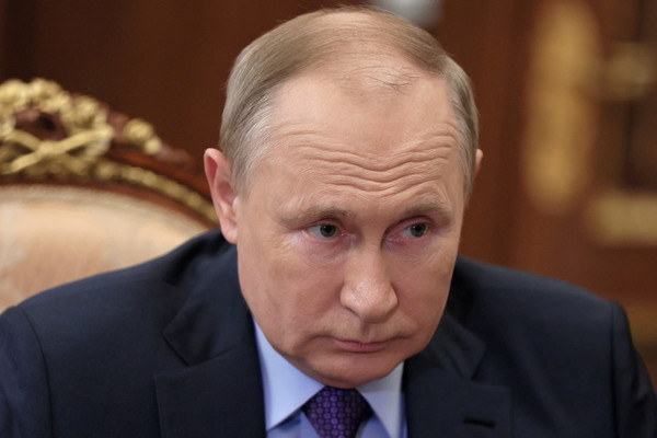 Tổng thống Nga Putin vừa tiêm mũi tăng cường, vừa dùng thử vắc xin Covid-19 dạng xịt mũi