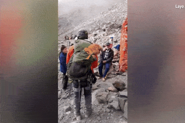 Leo lại đỉnh núi 5.636 mét cao nhất Mexico để giải cứu chú chó mắc kẹt trong tuyết