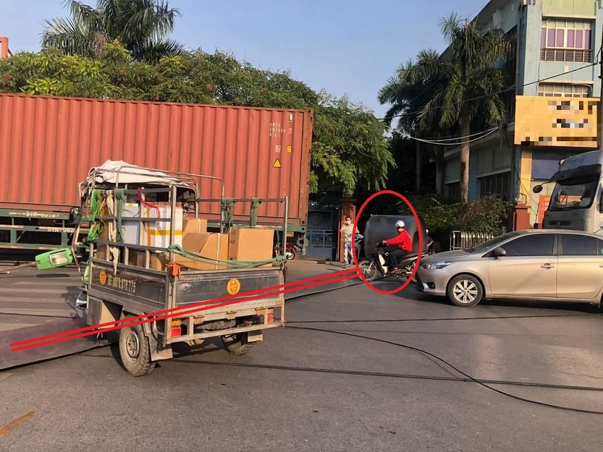 Xe chở tôn, thép cuộn gặp nạn 'trải thảm' cho người đi đường tại Hà Nội