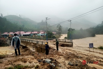 Mưa lớn kéo dài, sạt lở bủa vây huyện miền núi Quảng Nam