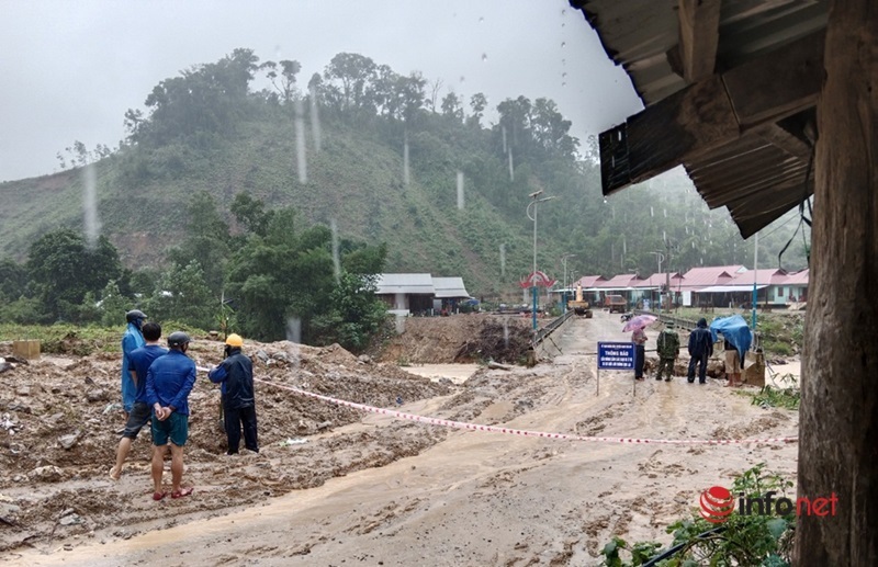 Mưa lớn kéo dài, sạt lở bủa vây huyện miền núi Quảng Nam