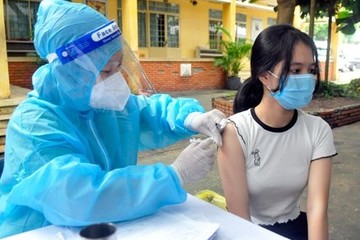 Hơn 20 học sinh ở Quảng Ninh gặp phản ứng sau tiêm vắc xin: Chỉ là 'tâm lý dây chuyền', không cần lo lắng