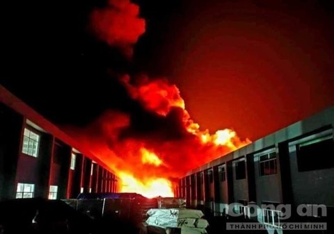 Cháy ngùn ngụt, lửa đỏ rực trong đêm ở khu công nghiệp Suối Tre