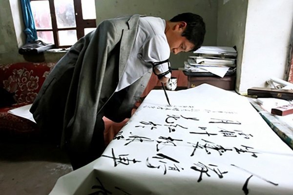 Thầy giáo khuyết tật nổi tiếng ở Trung Quốc từng phải đi ăn xin