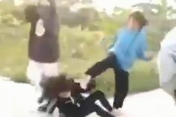 Thanh Hóa: Nữ sinh lớp 11 bị đánh hội đồng giữa đường