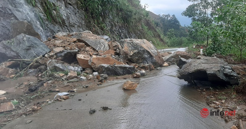Quảng Nam: Kinh hoàng quả đồi đổ sập xuống đường sau mưa lớn