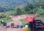 Quảng Nam: Kinh hoàng quả đồi đổ sập xuống đường sau mưa lớn
