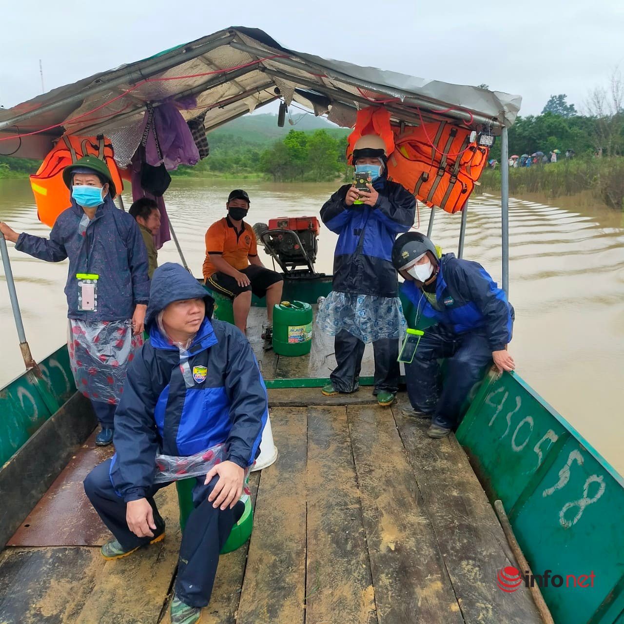 Đắk Lắk: Nước lũ dâng cao, 95 cán bộ chiến sĩ trực xuyên đêm sẵn sàng giúp dân sơ tán