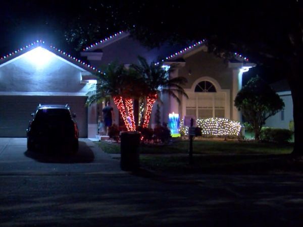 Treo đèn Giáng Sinh quá sớm, gia đình ở Mỹ bị phạt tiền