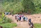 Người dân cùng chính quyền hối hả cào đất, thông đường sau vụ sập đồi ở Quảng Nam