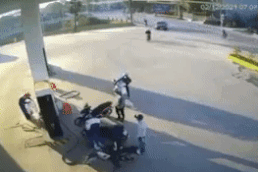 Clip tài xế ô tô nhầm chân ga, húc văng xe máy trước khi lao xuống mương