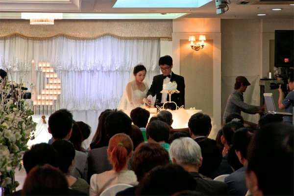 'Việc nhẹ lương cao' trong đám cưới của người Hàn