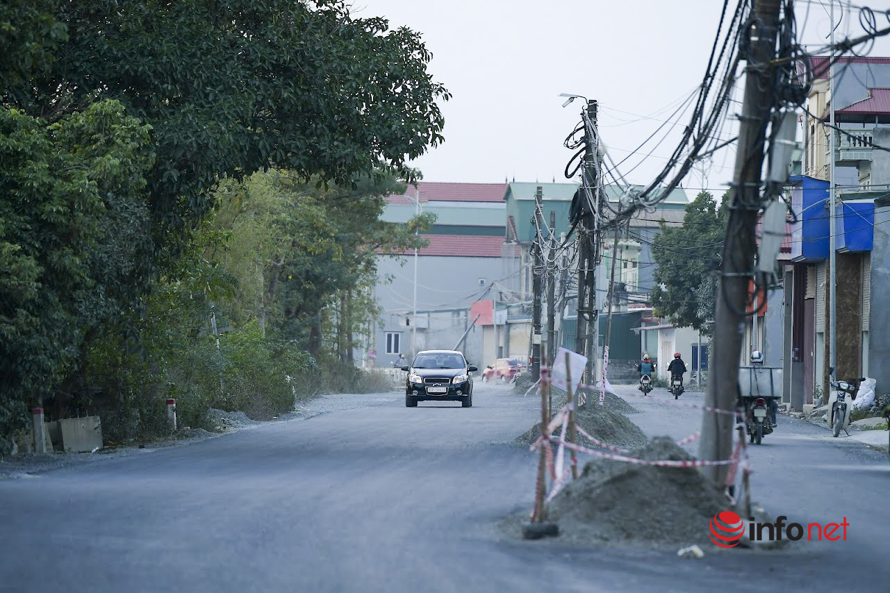 Hà Nội: Hàng cột điện sừng sững giữa đường suốt cả năm chưa di dời
