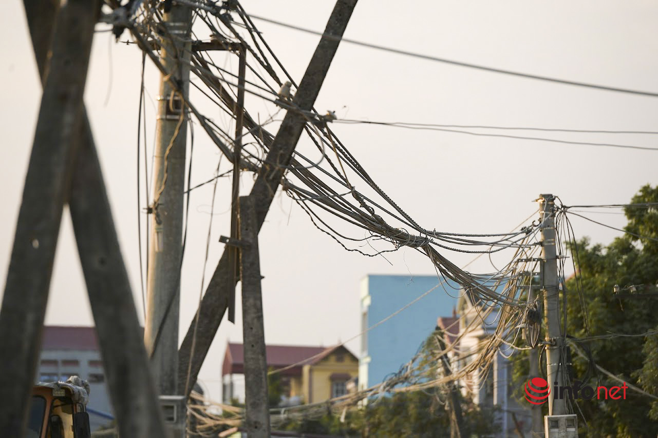 Hà Nội: Hàng cột điện sừng sững giữa đường suốt cả năm chưa di dời