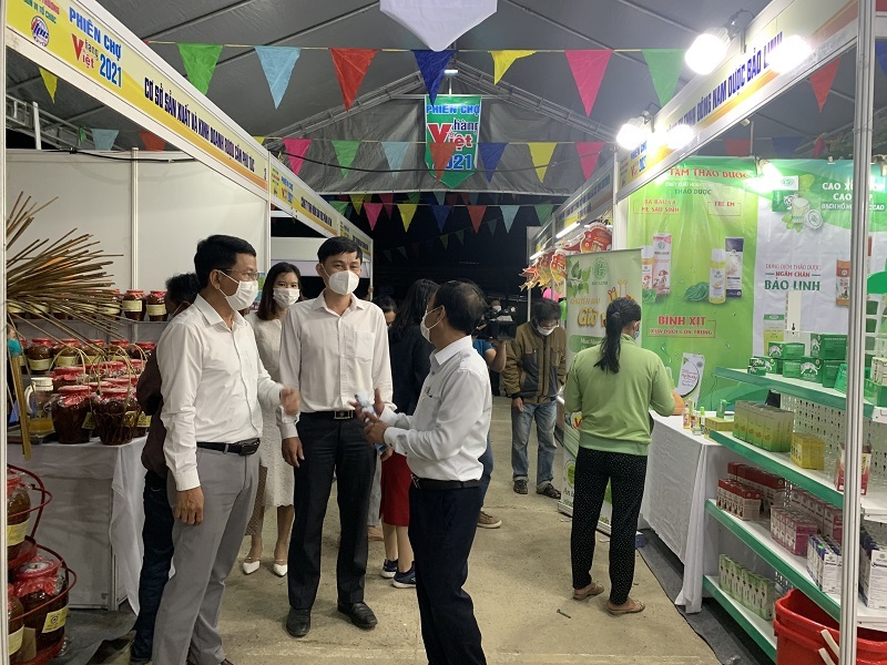 Đà Nẵng: Khai mạc phiên chợ hàng Việt tại xã miền núi Hòa Bắc