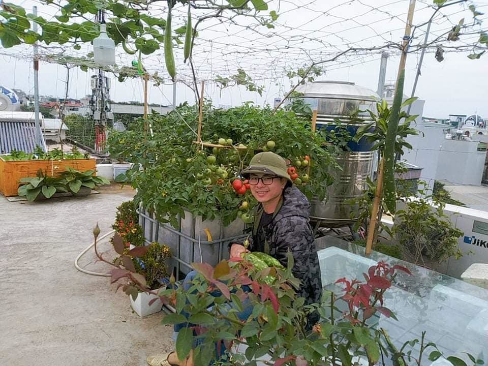 Anh 'nông dân sân thượng' Hà Nội tạo dựng khu vườn tuyệt vời truyền tình yêu thiên nhiên cho con trẻ