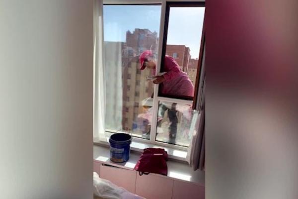 Chủ nhà ‘thất kinh’ nhìn nhân viên vệ sinh trèo ra ngoài cửa sổ tầng 9 lau kính