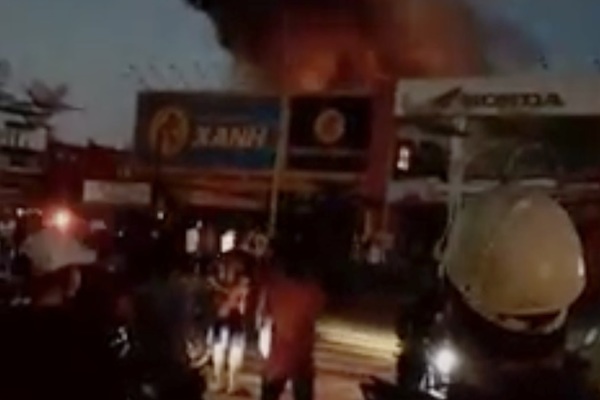 Cháy cửa hàng Điện Máy Xanh trong đêm, cột khói cao hàng chục mét