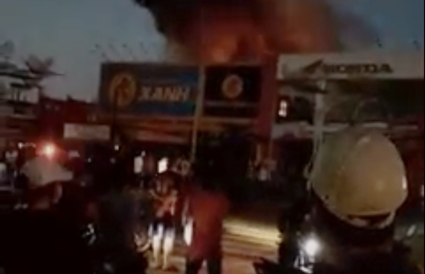 Cháy cửa hàng Điện Máy Xanh trong đêm, cột khói cao hàng chục mét