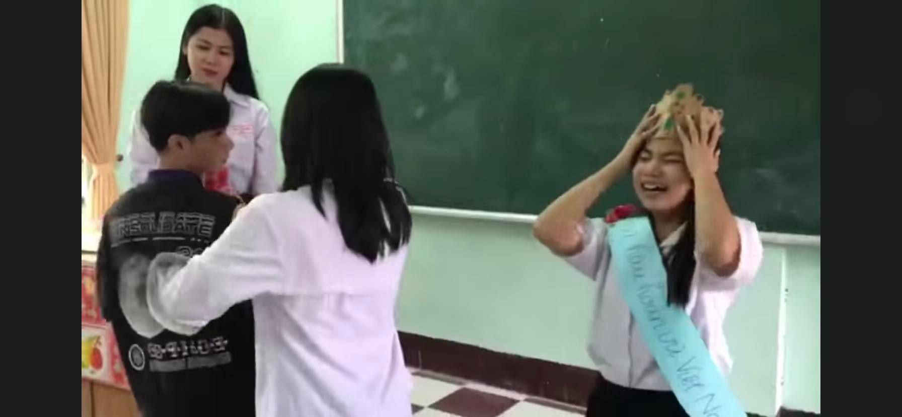 Clip hài hước: Nhóm học sinh Cần Thơ 'cosplay' khoảnh khắc Thùy Tiên đăng quang Hoa hậu Hoà bình Quốc tế 2021