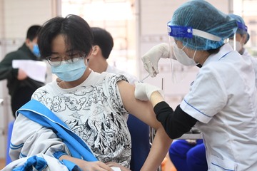 Sở GD&amp;ĐT Hà Nội: Tạm dừng tiêm 2 lô vắc xin Pfizer gia hạn sử dụng, tiếp tục vận động phụ huynh cho học sinh đi tiêm