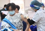 Sở GD&ĐT Hà Nội: Tạm dừng tiêm 2 lô vắc xin Pfizer gia hạn sử dụng, tiếp tục vận động phụ huynh cho học sinh đi tiêm
