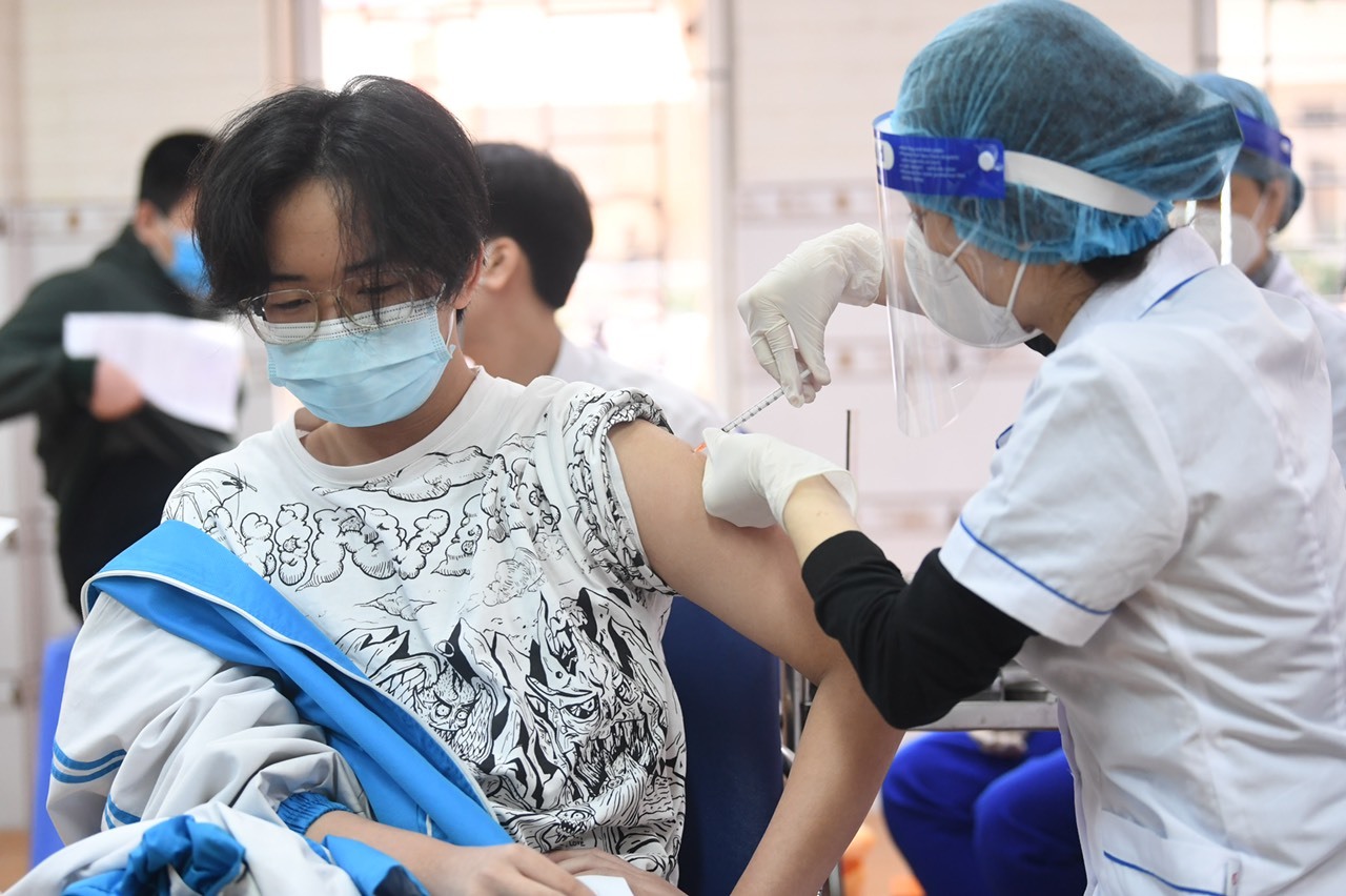 Sở GD&ĐT Hà Nội: Tạm dừng tiêm 2 lô vắc xin Pfizer gia hạn sử dụng, tiếp tục vận động phụ huynh cho học sinh đi tiêm