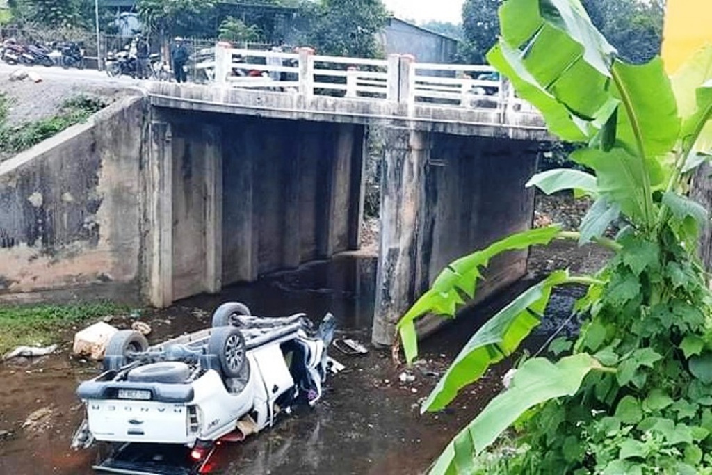 Thông tin mới nhất vụ xe bán tải lật ngửa khiến 4 người thương vong ở Nghệ An