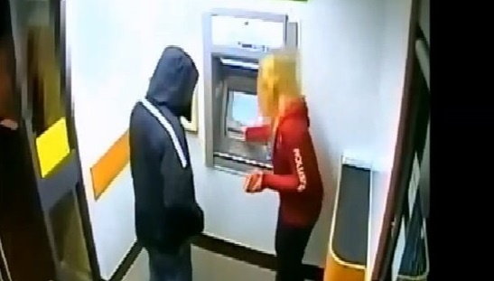 Con nghiện dùng dao cướp tiền tại cây ATM