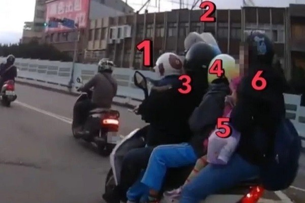 Xe máy chở 6 người ‘làm xiếc’ trên đường phố
