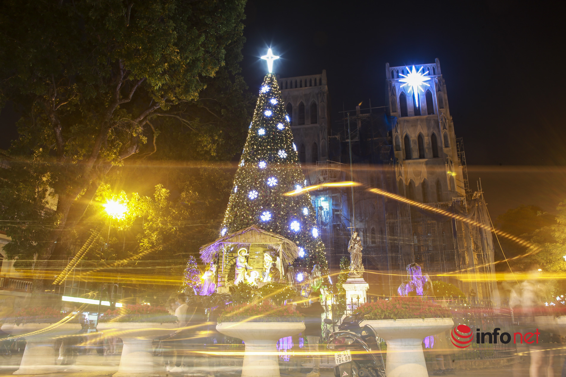 Hà Nội: Nhà thờ rực rỡ đón Giáng sinh, đóng cửa sớm, khuyến cáo không tụ tập