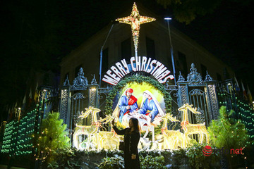 Hà Nội: Nhà thờ rực rỡ đón Giáng sinh, đóng cửa sớm, khuyến cáo không tụ tập