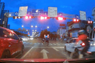 Đoàn người đạp xe ngang nhiên vượt đèn đỏ gây phẫn nộ