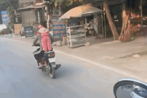 Hãi hùng xem clip ông bố trẻ đèo con trên xe máy như làm xiếc