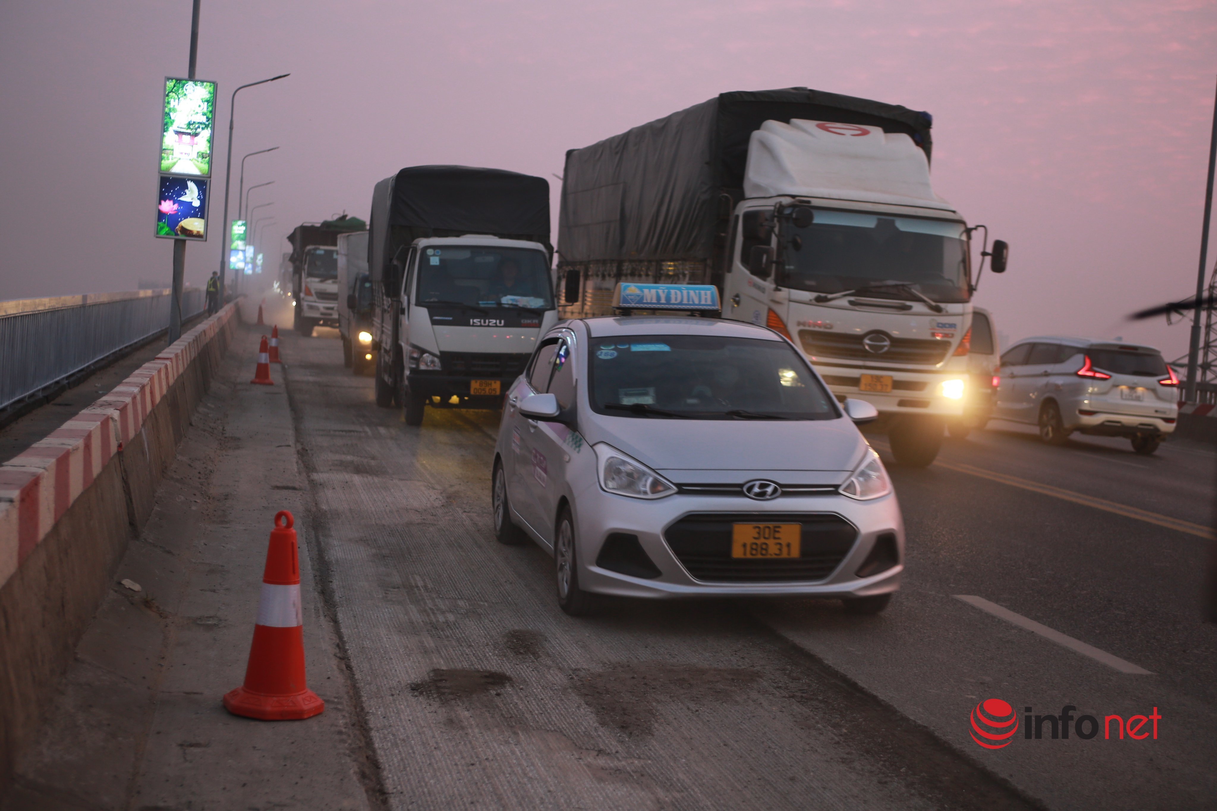 Hà Nội: Hàng dài phương tiện 'chôn chân' trên cầu Thăng Long, ùn tắc vài km