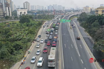 Hà Nội: Hàng dài phương tiện 'chôn chân' trên cầu Thăng Long, ùn tắc vài km