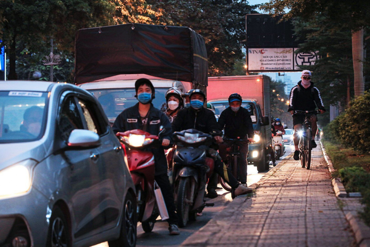 Diện mạo tuyến đường Hoàng Quốc Việt sắp xén dải phân cách