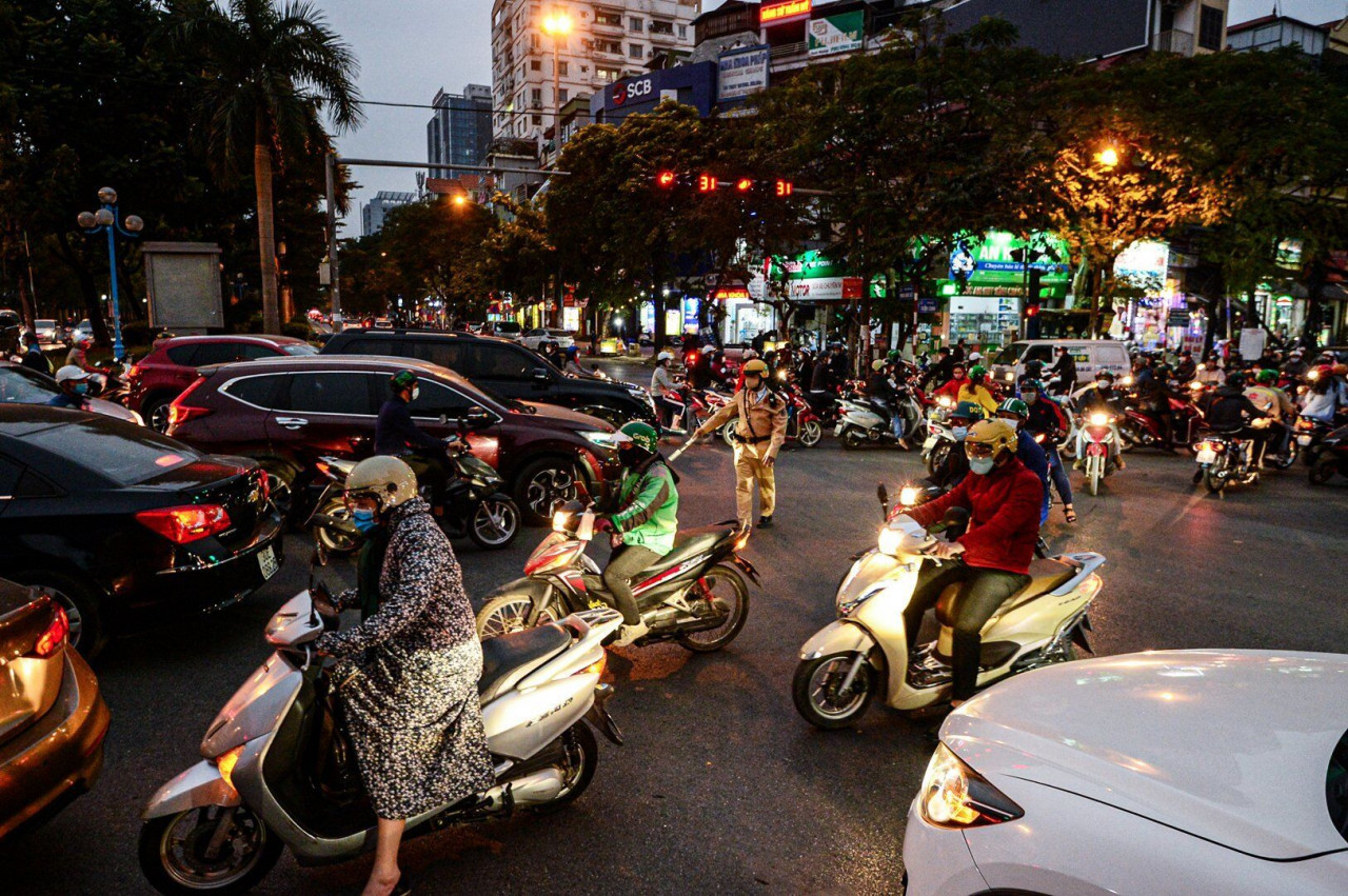 Diện mạo tuyến đường Hoàng Quốc Việt sắp xén dải phân cách