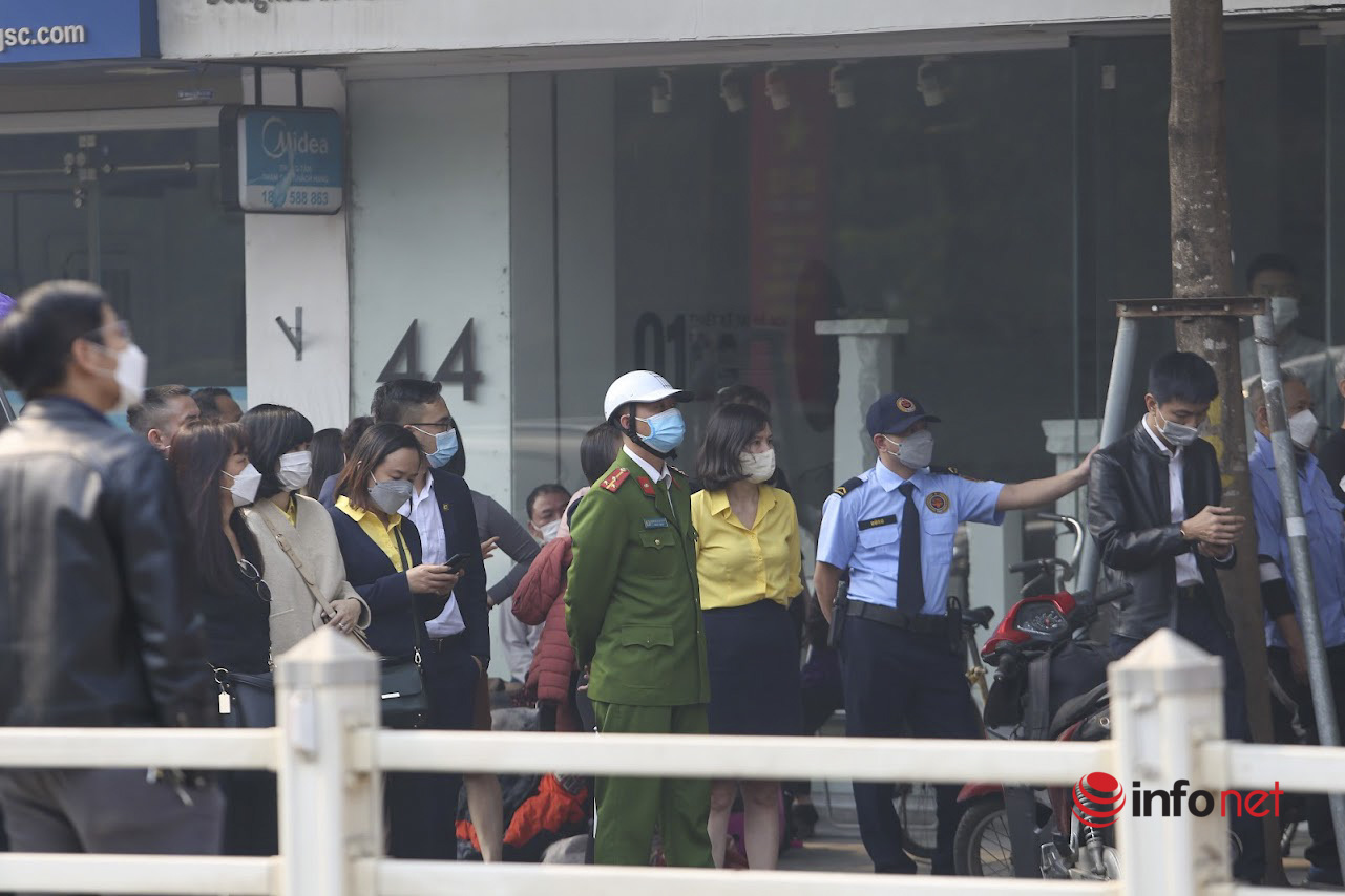 Hà Nội: Cháy lớn trên phố Tôn Đức Thắng, cảnh sát dùng búa phá kính