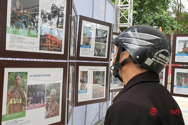 Triển lãm lưu động ảnh, tư liệu tuyên truyền về dân tộc, tôn giáo thu hút đồng bào ở Hà Giang