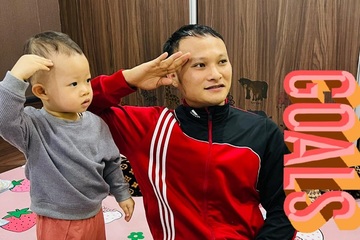 Bố con Trọng Hoàng khoe khoảnh khắc chào cờ để ‘tiếp lửa’ cho đội tuyển Việt Nam