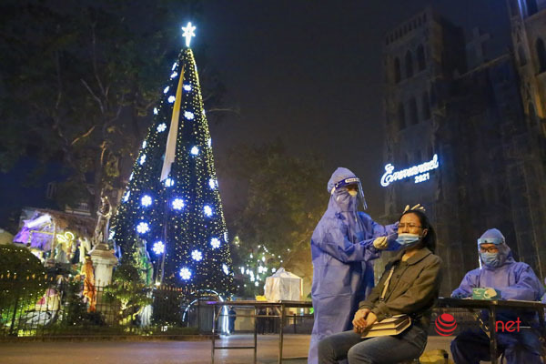 Hình ảnh đêm Noel 'đặc biệt' ở Hà Nội, an ninh thắt chặt quanh Nhà thờ Lớn