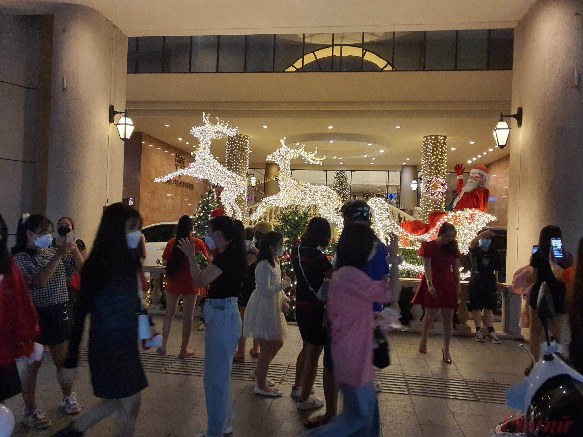 Trung tâm TPHCM kẹt xe, nhiều người “quên” mang khẩu trang khi đi chơi Giáng sinh