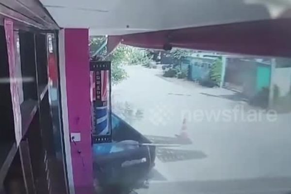Thót tim nhìn xe bán tải lao thẳng vào tiệm cắt tóc có nhiều người ngồi bên trong