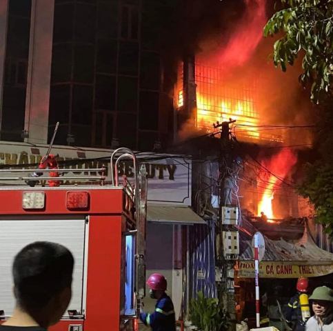 Thanh Hóa: Hỏa hoạn lúc nửa đêm 3 người tử vong, cụ bà 70 tuổi đi cấp cứu
