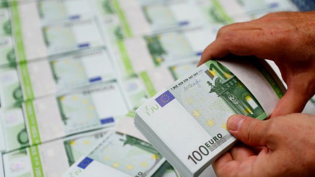 Hàng tỉ euro được tìm thấy ‘dưới gối’ người châu Âu