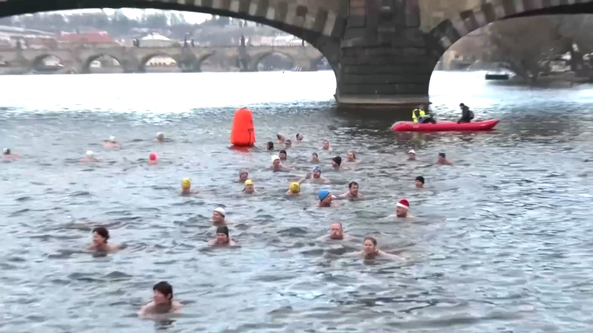 Hàng trăm người thi bơi qua sông lạnh cóng, nhiệt độ âm 3 độ C