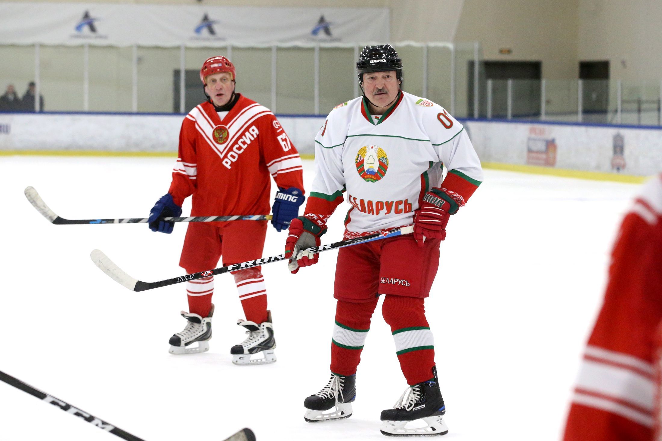 Tổng thống Putin và Lukashenko bất ngờ xuất hiện trên sân khúc côn cầu