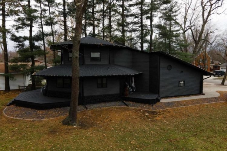 Độc đáo căn nhà hình bát giác từ trong ra ngoài đều đen